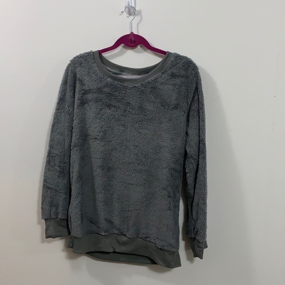 Leo Rosi soft plush women’s top in gray!